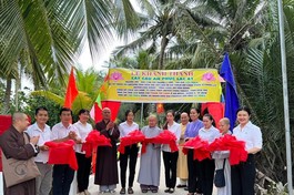 Đại diện các đơn vị cắt băng khánh thành cầu bê-tông nông thôn