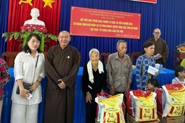 Chùa Vạn Liên trao quà đến với bà con có hoàn cảnh khó khăn tại xã Vĩnh Khánh