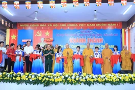 Cắt băng khánh thành công trình thể dục thể thao do Quân khu 7 và Bộ Chỉ huy Quân sự tỉnh tặng