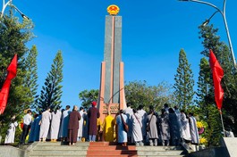 Chư tôn đức Tăng Ni trong Ban Trị sự GHPGVN huyện dâng hương tại Nghĩa trang Liệt sĩ H.Bù Đăng