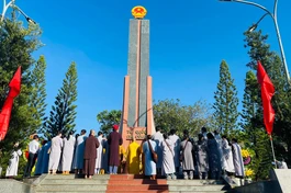 Chư tôn đức Tăng Ni trong Ban Trị sự GHPGVN huyện dâng hương tại Nghĩa trang Liệt sĩ H.Bù Đăng