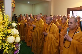 Chư tôn đức thắp nén tâm hương tưởng niệm Trưởng lão Hòa thượng Thích Thanh Tứ