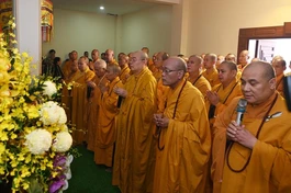 Chư tôn đức thắp nén tâm hương tưởng niệm Trưởng lão Hòa thượng Thích Thanh Tứ