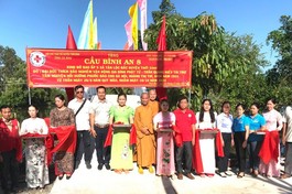 Cắt băng khánh thành cây cầu Bình An 8 thuộc ấp 2, xã Tân Lộc Bắc