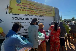 Trao quà đến bà con kiều bào tỉnh Tây Ninh