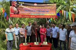 Đặt đá công trình đường bê-tông A Di Đà Đại Nguyện 21 liên ấp Rạch Đập và Dừa Đỏ 1, xã Nhị Long