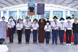 Hòa thượng Thích Chơn Không đại diện Ban Hướng dẫn Phật tử TP.HCM và chùa Thiên Tôn trao quà, học bổng cho học sinh