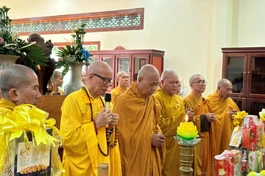 Chư tôn đức dâng nén tâm hương tưởng niệm, tri ân công đức của Trưởng lão Hòa thượng Thích Đồng Huy