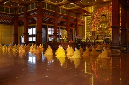 Mỗi kỳ Bố-tát nhắc nhở người xuất gia sống tỉnh thức