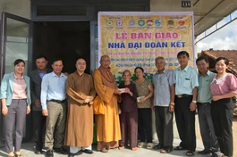 Đắk Lắk: Phân ban Phật tử dân tộc T.Ư bàn giao nhà Đại đoàn kết tại H.Cư M’gar
