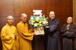  Đại diện Ban Trị sự GHPGVN TP.HCM tặng hoa chúc mừng hội nghị