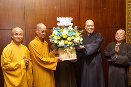  Đại diện Ban Trị sự GHPGVN TP.HCM tặng hoa chúc mừng hội nghị