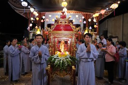Phật tử cung rước Đức Phật A Di Đà