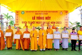 Tăng Ni, Phật tử được tặng Bằng công đức do những đóng góp trong công tác hoằng pháp - Ảnh: Nguyên Từ