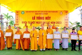 Tăng Ni, Phật tử được tặng Bằng công đức do những đóng góp trong công tác hoằng pháp - Ảnh: Nguyên Từ
