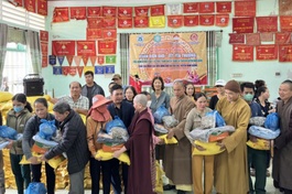 Trao quà Tết sớm đến 200 gia đình đồng bào dân tộc xã Chà Vàl (H.Nam Giang)