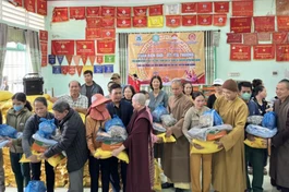 Trao quà Tết sớm đến 200 gia đình đồng bào dân tộc xã Chà Vàl (H.Nam Giang)