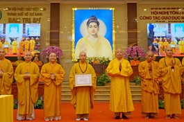 Hòa thượng Thích Lệ Trang trao Bằng tuyên dương công đức đến tập thể Ban Giáo dục Phật giáo TP.HCM
