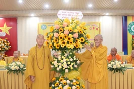  Trưởng lão Hòa thượng Thích Như Thị tặng hoa chúc mừng đến Hòa thượng Thích Huệ Trị, Trưởng ban Trị sự, Trưởng ban Tổ chức