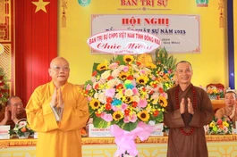 Đại diện Ban Trị sự GHPGVN tỉnh tặng hoa chúc mừng đến Ban Trị sự GHPGVN TP.Biên Hòa