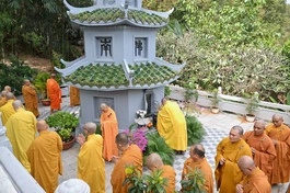 Chư tôn đức nhiễu tháp tưởng niệm cố Hòa thượng khai sơn chùa Hoa Sơn