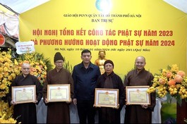 Lãnh đạo Ủy ban MTTQVN Q.Tây Hồ trao Bằng khen đến các tập thể và cá nhân Tăng Ni