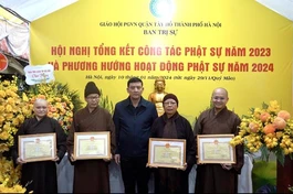 Lãnh đạo Ủy ban MTTQVN Q.Tây Hồ trao Bằng khen đến các tập thể và cá nhân Tăng Ni