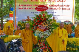 Đại diện Ban Trị sự GHPGVN tỉnh tặng hoa chúc mừng