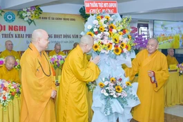 Hòa thượng Thích Thiện Pháp tặng lẵng hoa của Ban Thường trực Hội đồng Trị sự GHPGVN