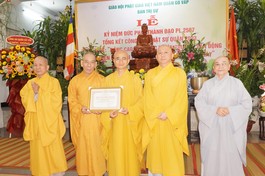 Thượng tọa Thích Thiện Quý trao Bằng tuyên dương công đức của Ban Trị sự GHPGVN đến tập thể Ban Trị sự GHPGVN Q.Gò Vấp 
