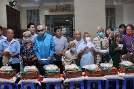 Chùa Thiên Phước trao quà đến người khiếm thị khó khăn