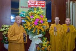 Hòa thượng Thích Lệ Trang tặng hoa chúc mừng đến Ban Kiểm soát và Ban Pháp chế