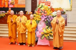 Hòa thượng Thích Lệ Trang tặng lẵng hoa chúc mừng của Ban Thường trực Ban Trị sự GHPGVN TP.HCM