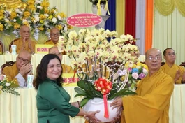 Hòa thượng Thích Nhựt Tấn tặng hoa chúc mừng bà Hồi Thị Hoàng Yến, Quyền Bí thư Tỉnh ủy tỉnh Bến Tre, Chủ tịch HĐND tỉnh