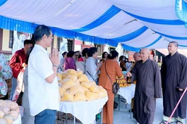 Hòa thượng Thích Huệ Thông thăm gian hàng 0 đồng phục vụ cho bà con dịp Tết