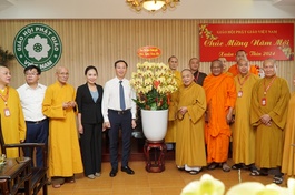 Lãnh đạo Ban Tôn giáo Chính phủ chụp ảnh lưu niệm cùng chư tôn đức Hội đồng Trị sự GHPGVN