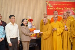 Bà Nguyễn Thị Lệ chúc Tết đến Trưởng lão Hòa thượng Thích Thiện Pháp và chư tôn đức Hội đồng Trị sự