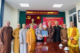 Đại diện Ban Dân vận Tỉnh ủy Đồng Nai tiếp nhận tiền ủng hộ từ Thượng tọa Thích Minh Trí, Ban Trị sự GHPGVN TP.Biên Hòa