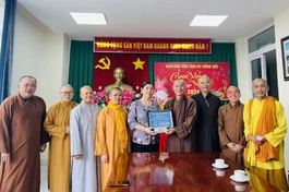 Đại diện Ban Dân vận Tỉnh ủy Đồng Nai tiếp nhận tiền ủng hộ từ Thượng tọa Thích Minh Trí, Ban Trị sự GHPGVN TP.Biên Hòa