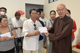 Hòa thượng Thích Tâm Viên, Trưởng ban Từ thiện xã hội báo Giác Ngộ trao tiền của bạn đọc gởi ủng hộ bệnh nhân