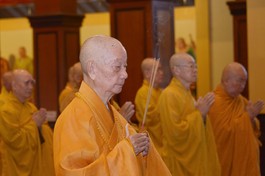 Đại lão Hòa thượng Pháp chủ GHPGVN niêm hương Tam bảo tại chánh điện Việt Nam Quốc Tự
