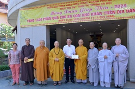 Đại diện Ban Trị sự, Ban Từ thiện xã hội trao quà đến đại diện Ủy ban MTTQVN Q.10 để trao lại cho bà con - Ảnh B.Toàn 