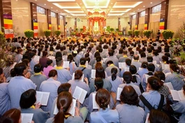 Phật tử tham gia Pháp hội Dược Sư đầu xuân tại Việt Nam Quốc Tự 