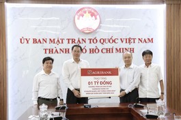 Đại diện Agribank (bên phải) trao 1 tỷ đồng ủng hộ Quỹ "Vì người nghèo" - Ủy ban MTTQVN TP.HCM chung tay chăm lo cho người nghèo dịp Xuân Giáp Thìn 2024