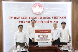 Đại diện Agribank (bên phải) trao 1 tỷ đồng ủng hộ Quỹ "Vì người nghèo" - Ủy ban MTTQVN TP.HCM chung tay chăm lo cho người nghèo dịp Xuân Giáp Thìn 2024