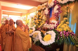 Hòa thượng Thích Huệ Trí đảnh lễ trước di ảnh Trưởng lão Hòa thượng Thích Nhựt Huệ
