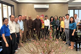 Bà Lê Thị Thu Sương tặng quà chúc mừng đến đại diện Ban Trị sự GHPGVN TP.HCM, Ban Quản trị chùa Phổ Quang nhân Tết cổ truyền của dân tộc - Ảnh: P.Q