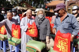 Ni trưởng Thích nữ Như Thảo trao quà Tết đến bà con địa phương