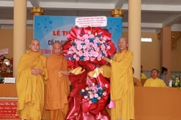 Hòa thượng Thích Huệ Trí trao hoa chúc mừng lễ bổ nhiệm trụ trì