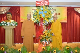 Thượng tọa Thích Thiện Quý trao hoa chúc mừng của Ban Thường trực Ban Trị sự GHPGVN TP.HCM